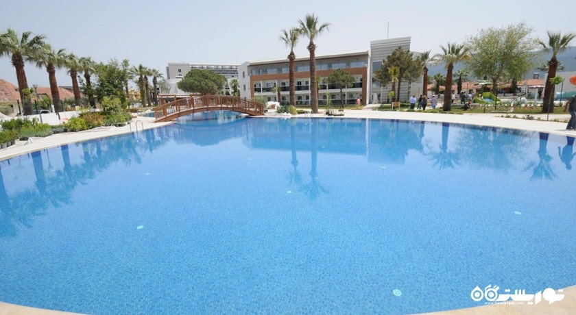 نمای کلی استخر روبار هتل